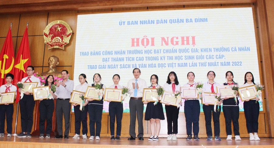 Quận Ba Đình: Trao bằng công nhận trường học đạt chuẩn quốc gia
