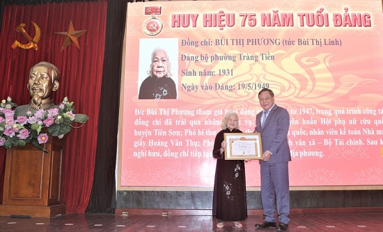 Quận Hoàn Kiếm trao Huy hiệu Đảng cho 195 đảng viên