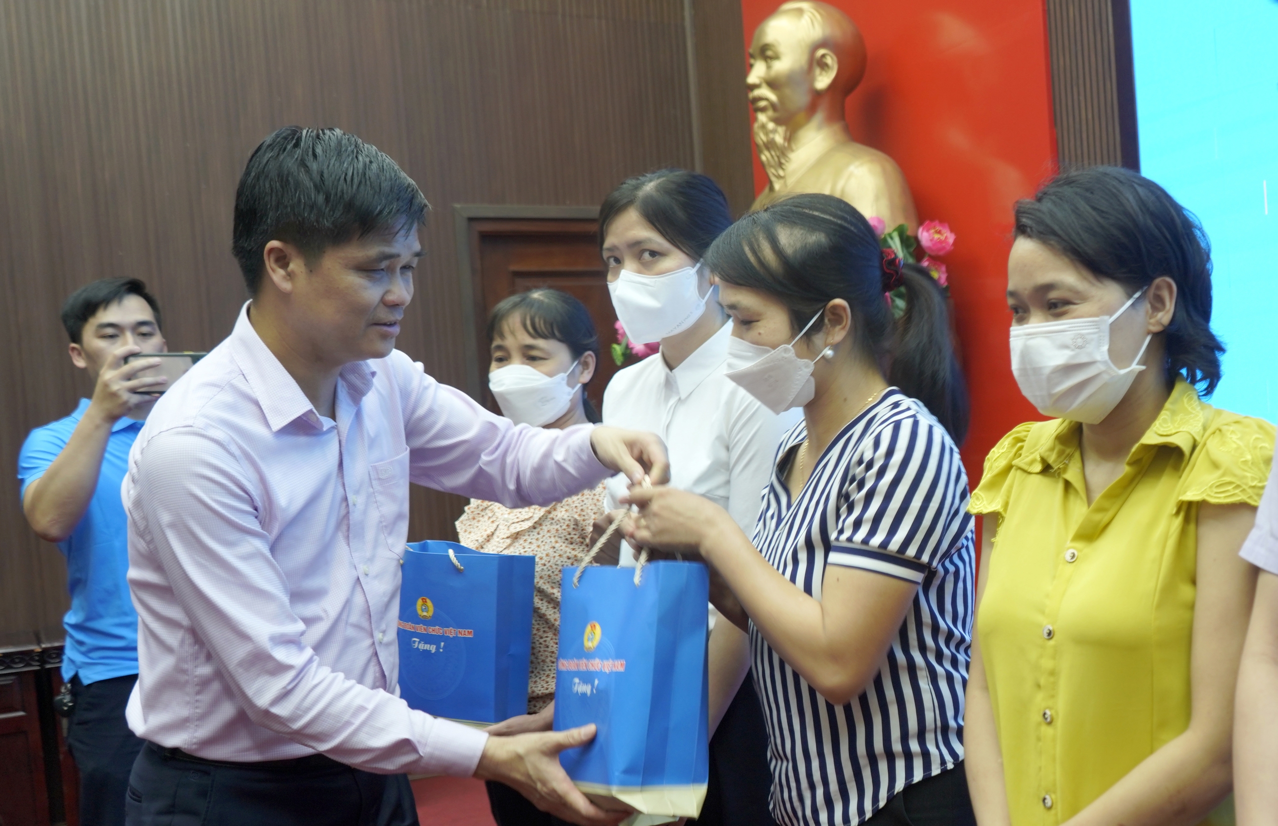 Công đoàn Viên chức Việt Nam san sẻ khó khăn với công nhân, viên chức, lao động Thủ đô