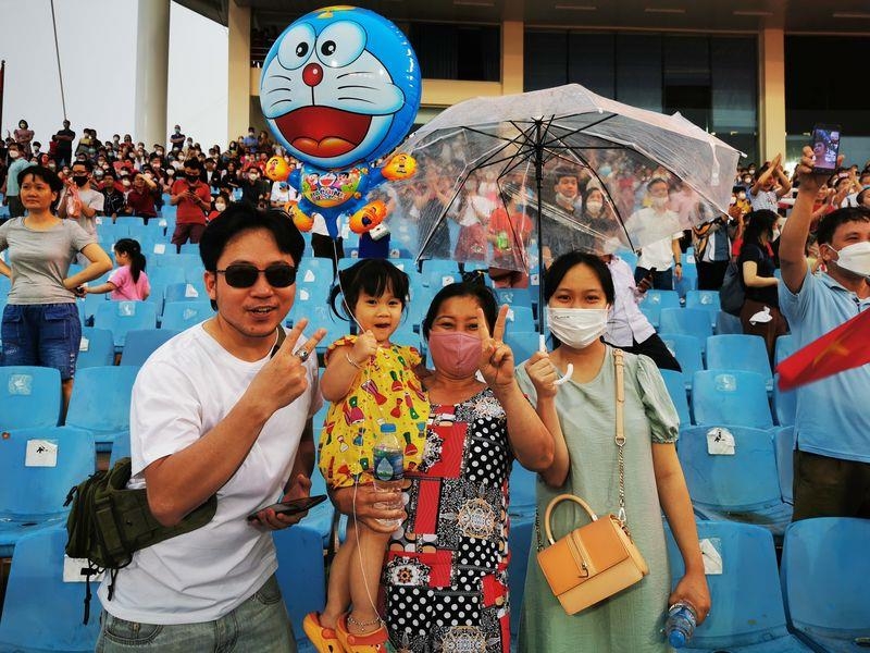 Hà Nội: Đông nghịt khán giả đội mưa cổ vũ điền kinh Việt Nam tại SEA Games 31