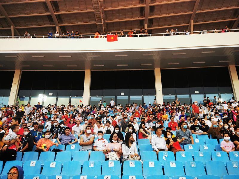 Hà Nội: Đông nghịt khán giả đội mưa cổ vũ điền kinh Việt Nam tại SEA Games 31