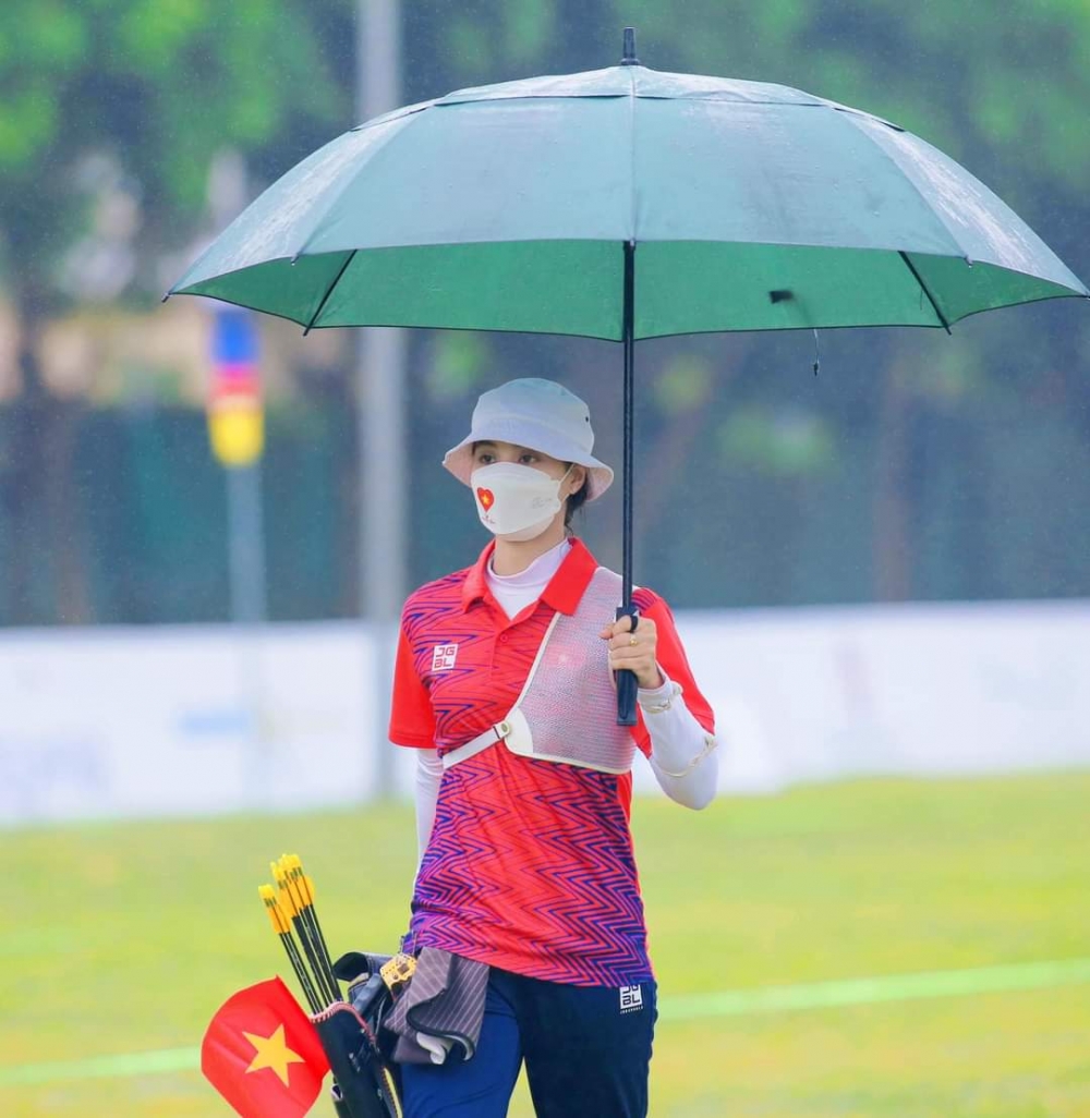 Ánh Nguyệt đội mưa bắn cung tại SEA Games 31