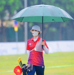 Ánh Nguyệt đội mưa bắn cung tại SEA Games 31