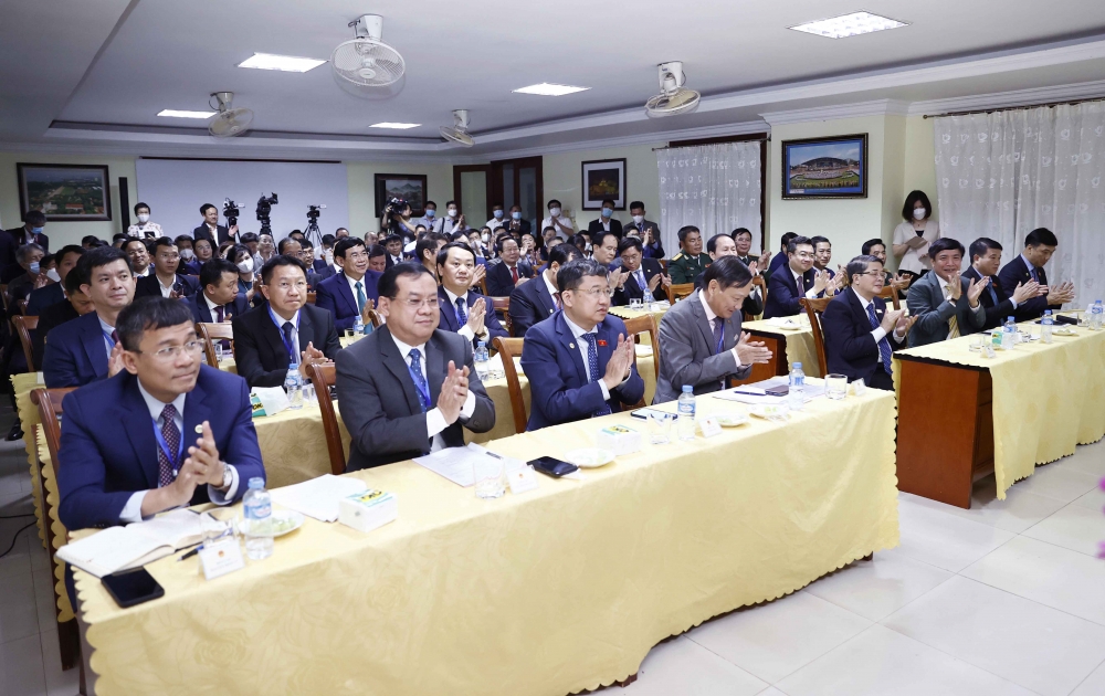 Chủ tịch Quốc hội gặp cộng đồng doanh nghiệp Việt Nam tại Lào