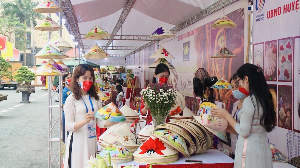 Khách du lịch ấn tượng với sản phẩm truyền thống của Thanh Trì