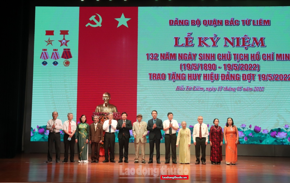 Trao Huy hiệu Đảng cho các đảng viên dịp kỷ niệm 132 năm ngày sinh Chủ tịch Hồ Chí Minh
