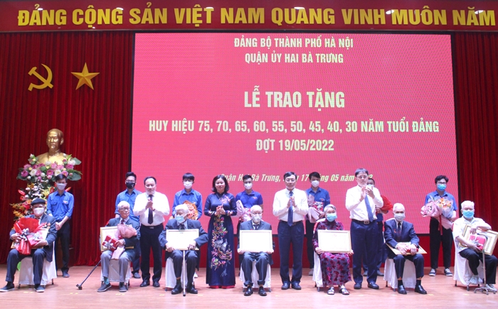 Phó Bí thư Thường trực Thành ủy Nguyễn Thị Tuyến trao Huy hiệu Đảng tại quận Hai Bà Trưng