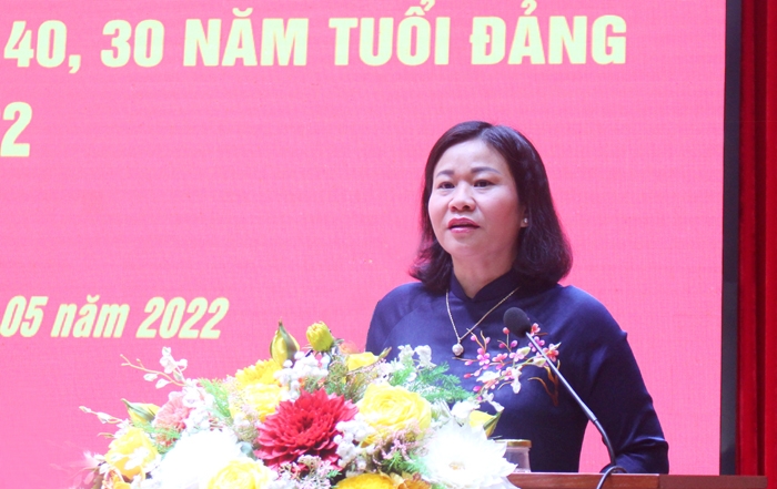 Phó Bí thư Thường trực Thành ủy Nguyễn Thị Tuyến trao Huy hiệu Đảng tại quận Hai Bà Trưng