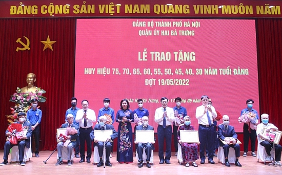 Phó Bí thư Thường trực Thành ủy Hà Nội trao Huy hiệu Đảng tại quận Hai Bà Trưng
