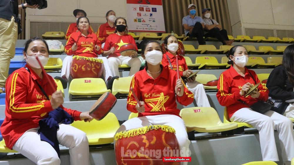 Những cổ động viên đặc biệt của môn bóng rổ tại Nhà thi đấu huyện Thanh Trì