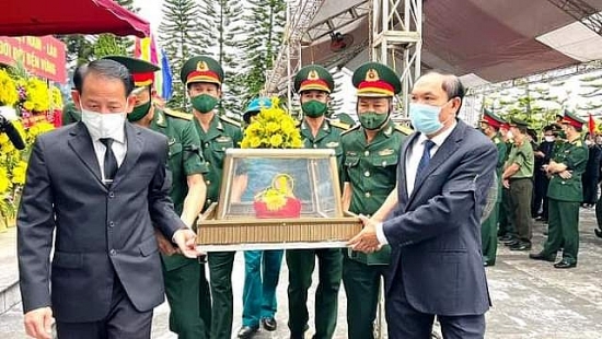 Hà Tĩnh: Trọng thể an táng 11 hài cốt liệt sĩ quân tình nguyện hy sinh tại Lào về với đất mẹ