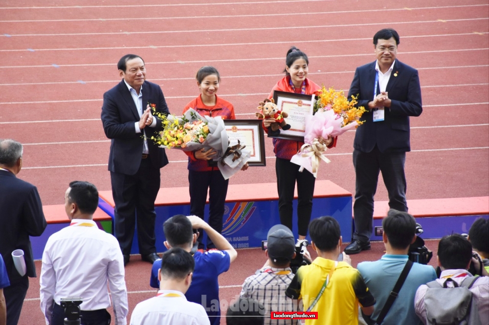 Hai vận động viên điền kinh Việt Nam nhận Bằng khen của Bộ Văn hóa, thể thao và Du lịch
