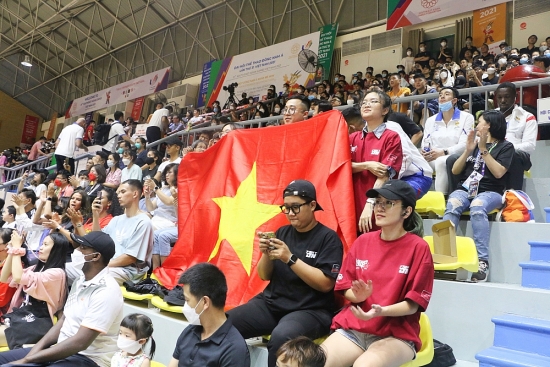 Hàng ngàn cổ động viên "lấp kín" khán đài cổ vũ đội tuyển bóng rổ Việt Nam
