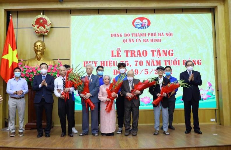 Trao Huy hiệu 70, 75 năm tuổi Đảng cho đảng viên lão thành quận Ba Đình
