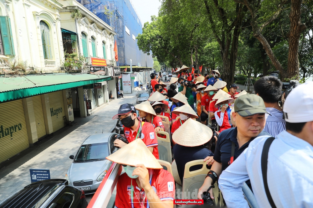 Đoàn VĐV Thái Lan hào hứng tham quan Hà Nội trên xe buýt 2 tầng