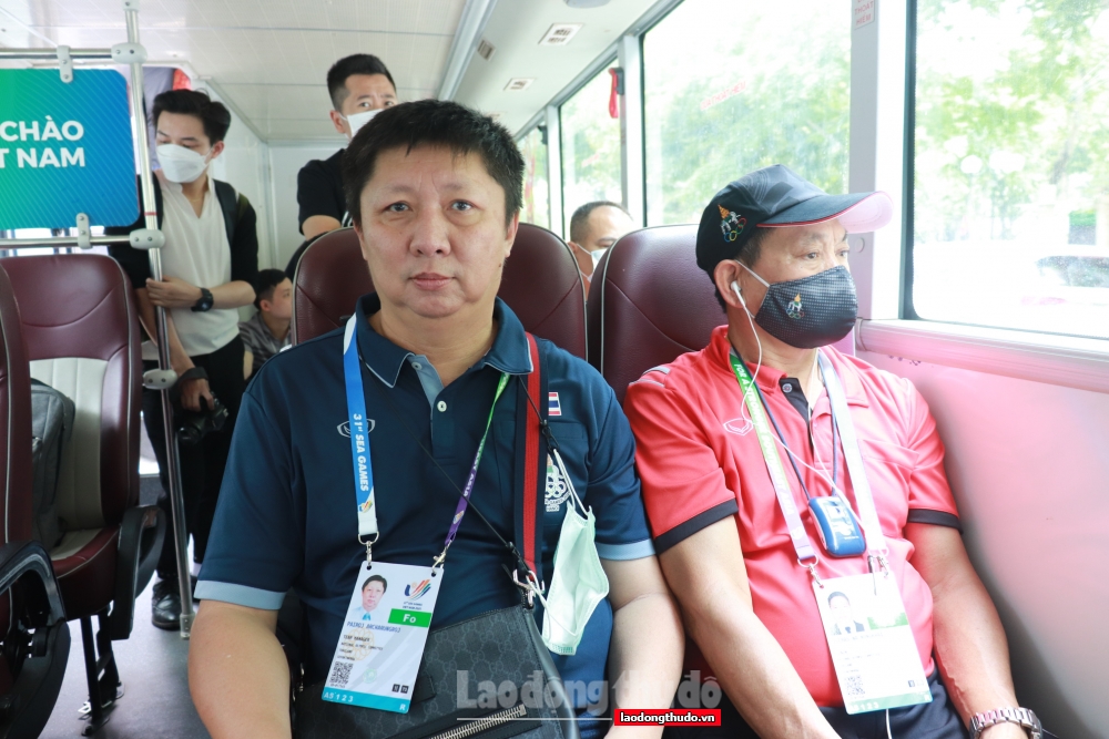 Đoàn VĐV Thái Lan hào hứng tham quan Hà Nội trên xe buýt 2 tầng
