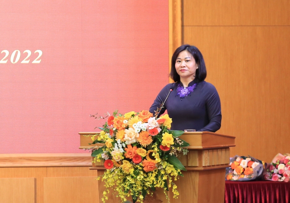 Phó Bí thư Thường trực Thành ủy Hà Nội trao Huy hiệu Đảng tại quận Thanh Xuân
