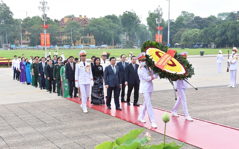 Đoàn đại biểu Thành ủy, HĐND, UBND, Ủy ban Mặt trận Tổ quốc Việt Nam thành phố Hà Nội vào Lăng viếng Chủ tịch Hồ Chí Minh.