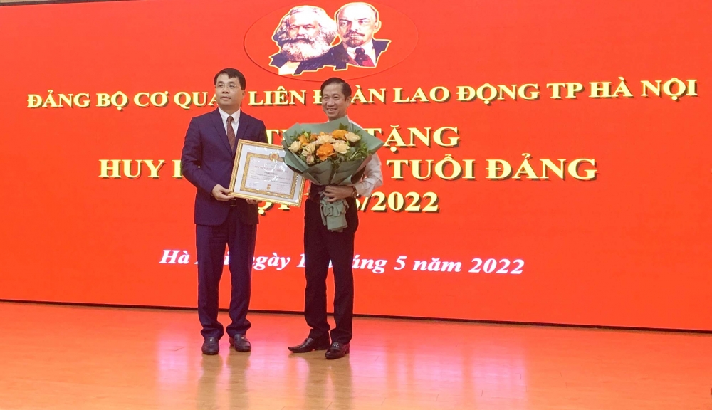 Trao tặng Huy hiệu 30 năm tuổi Đảng cho đồng chí Phạm Bá Vĩnh - Bí thư Đảng ủy cơ quan LĐLĐ Thành phố
