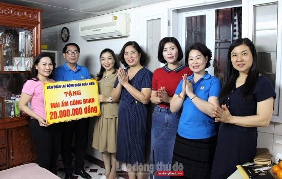 LĐLĐ quận Hoàn Kiếm trao hỗ trợ sửa chữa nhà “Mái ấm Công đoàn” cho đoàn viên khó khăn