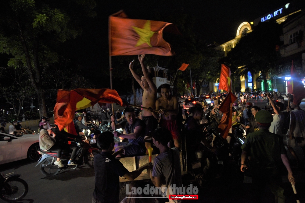 Người hâm mộ Thủ đô mừng chiến thắng tuyển bóng đá U23 Việt Nam