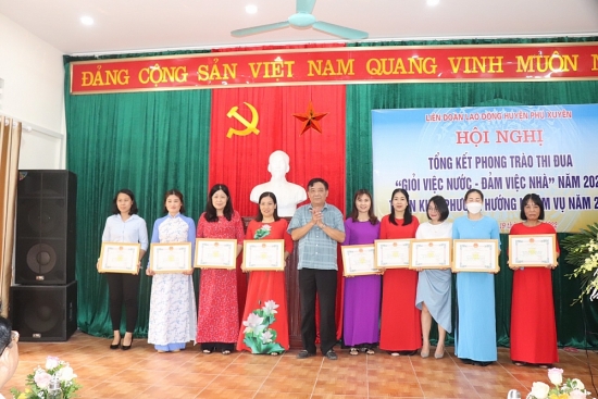 Biểu dương nữ CNVCLĐ “Giỏi việc nước, đảm việc nhà” huyện Phú Xuyên