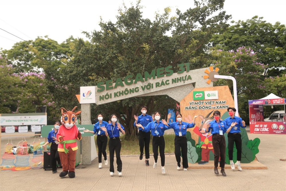 Hà Nội: Gần 100 tình nguyện viên tham gia gom rác vì một SEA Games 31 Xanh