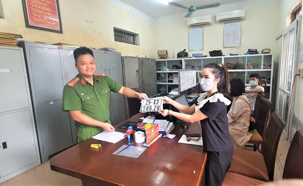 Hà Nội: Người dân phấn khởi đăng ký cấp biển số xe tại xã, huyện