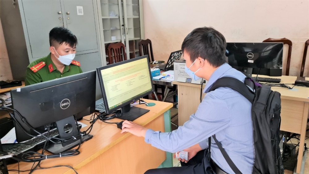 Hà Nội: Ghi nhận ngày đầu triển khai Công an xã cấp biển số xe máy
