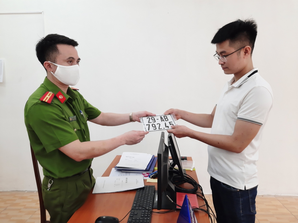 Hà Nội: Ghi nhận ngày đầu triển khai Công an xã cấp biển số xe máy