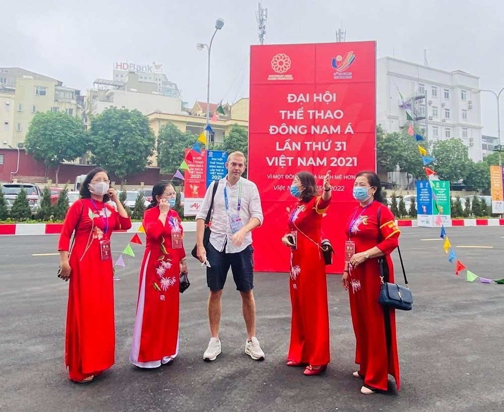Những “tình nguyện viên áo dài” thầm lặng phục vụ SEA Games 31