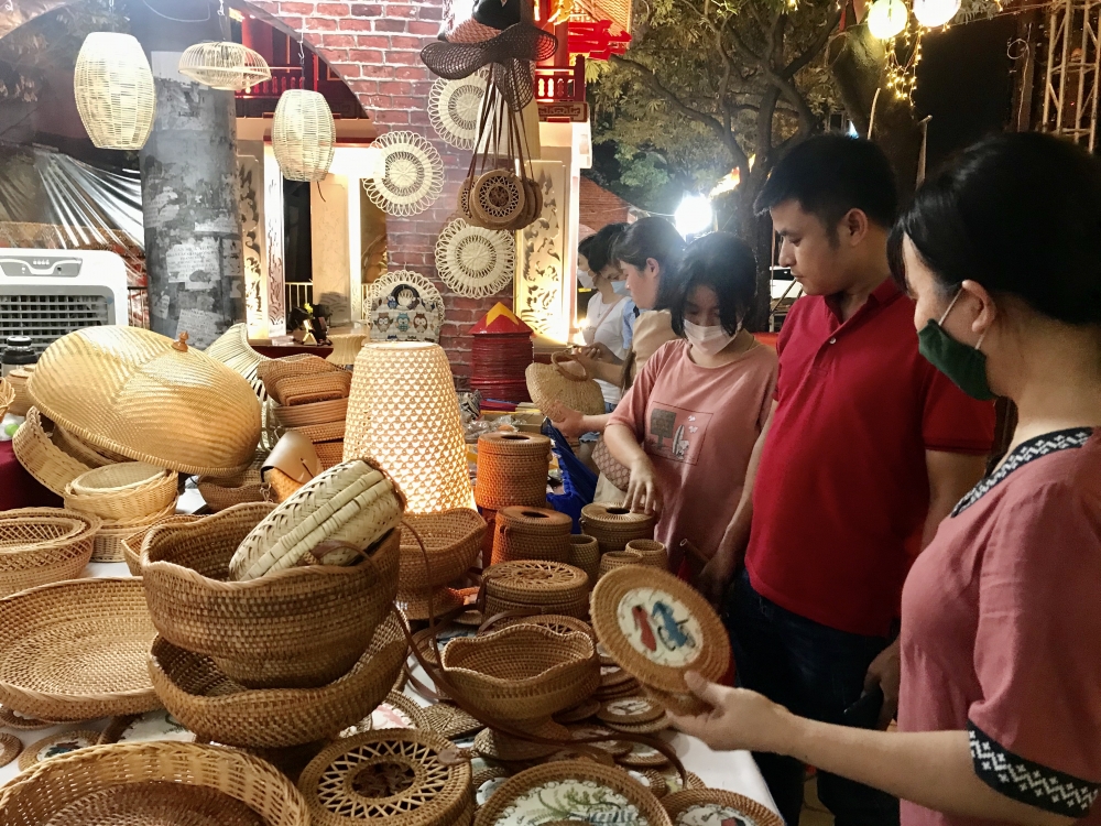 Đặc sắc đồ thủ công mỹ nghệ tại Lễ hội Ẩm thực và Du lịch làng nghề Hà Nội 2022