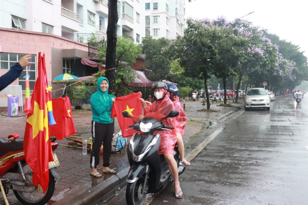 Dòng người đội mưa đến sân Mỹ Đình cổ vũ đội tuyển U23 Việt Nam
