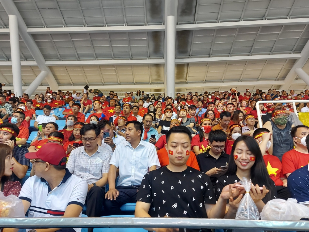Dòng người đội mưa đến sân Mỹ Đình cổ vũ đội tuyển U23 Việt Nam