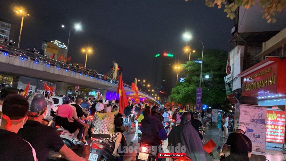 Người dân Hà Nội đổ ra đường mừng U23 Việt Nam vô địch SEA Games 31