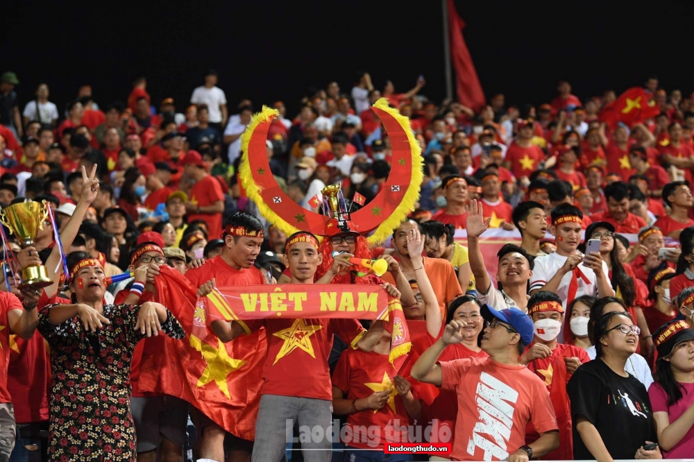 Người dân Hà Nội đổ ra đường mừng U23 Việt Nam vô địch SEA Games 31