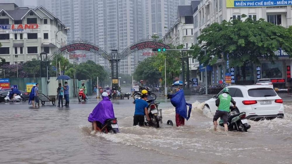 Hà Nội: Nhiều tuyến phố ngập úng sau mưa lớn