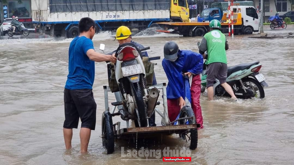 Hà Nội: Nhiều tuyến phố cửa ngõ nội đô ngập sâu sau mưa lớn