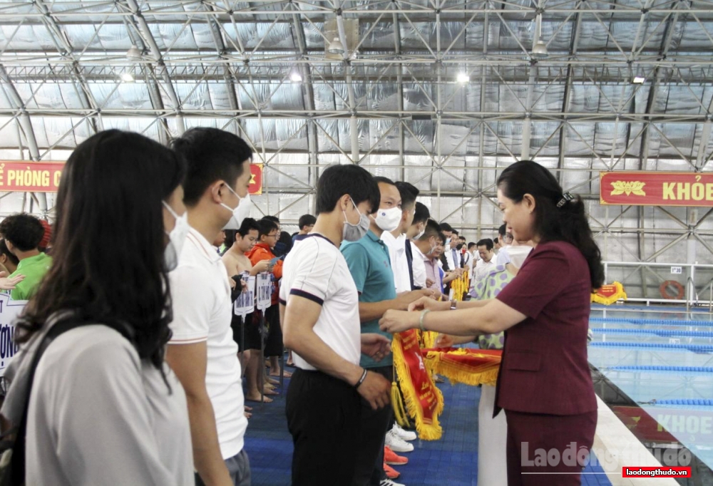 Gần 500 học sinh tham gia Giải bơi học sinh phổ thông thành phố Hà Nội năm học 2021-2022