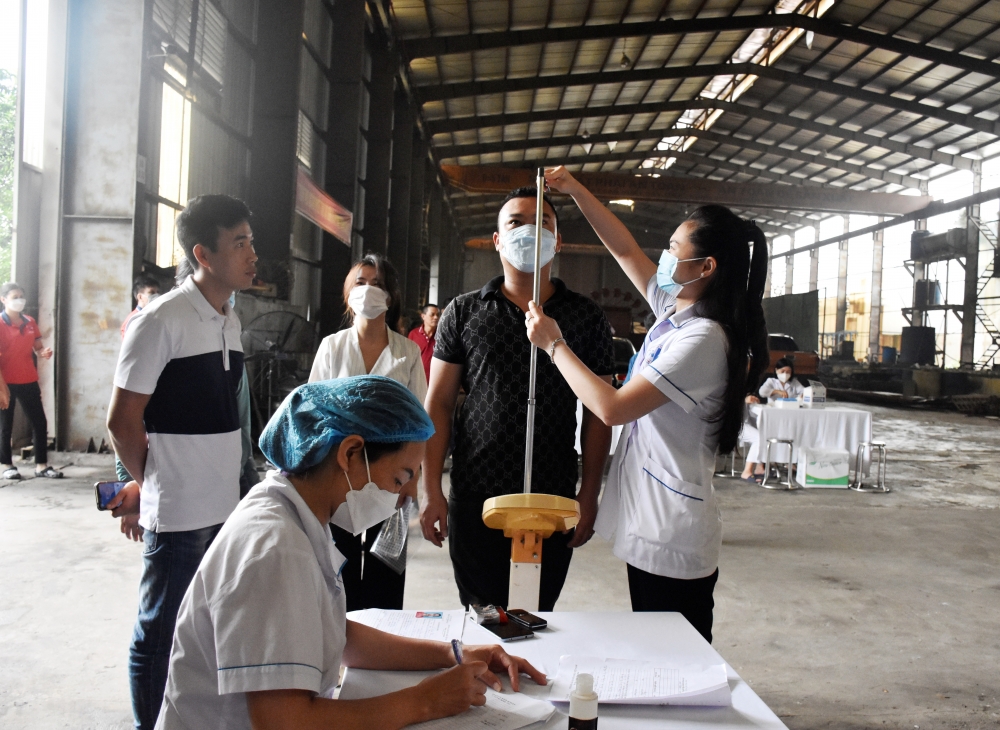 LĐLĐ thị xã Sơn Tây: Tổ chức khám, tư vấn sức khỏe miễn phí cho công nhân lao động
