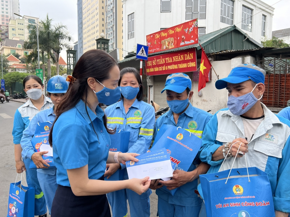 Công đoàn ngành Xây dựng Hà Nội thăm, tặng quà cho công nhân lao động nhân Tháng Công nhân