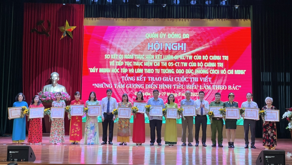 Quận Đống Đa khen thưởng 24 tập thể, cá nhân điển hình, tiêu biểu trong học tập và làm theo tư tưởng, đạo đức, phong cách Hồ Chí Minh