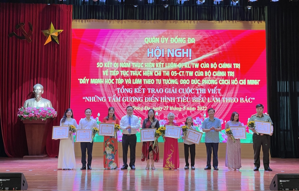 Quận Đống Đa khen thưởng 24 tập thể, cá nhân tiêu biểu trong học tập và làm theo tư tưởng, đạo đức, phong cách Hồ Chí Minh