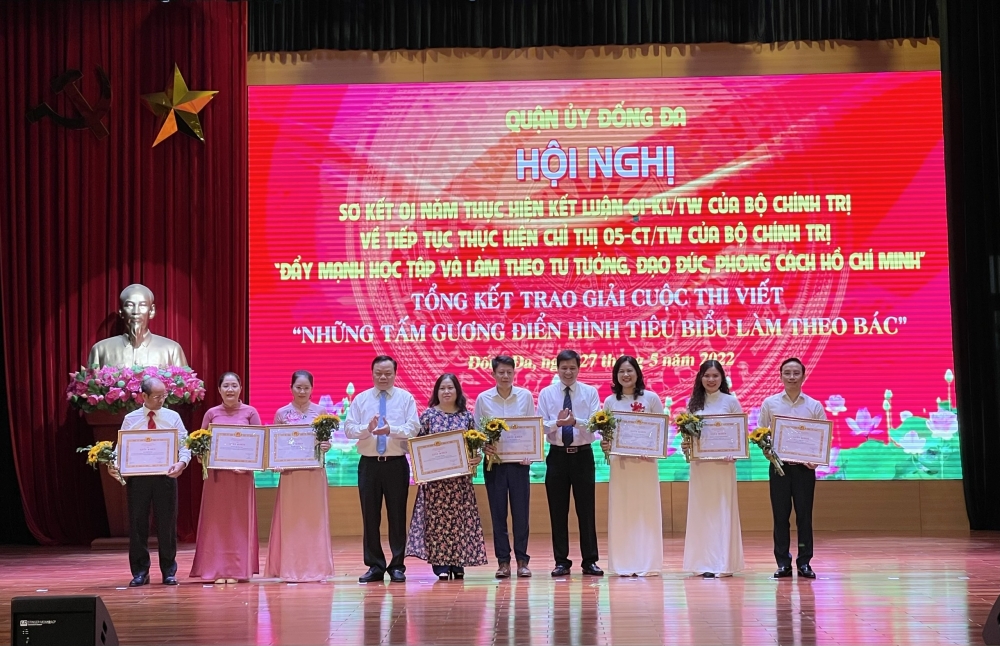 Quận Đống Đa khen thưởng 24 tập thể, cá nhân điển hình, tiêu biểu trong học tập và làm theo tư tưởng, đạo đức, phong cách Hồ Chí Minh