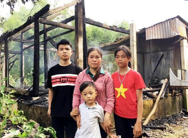 Hà Tĩnh: 'Bà hỏa' ghé thăm, 2 nhà dân bị thiêu rụi