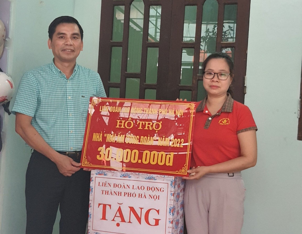Trao hỗ trợ sửa chữa Mái ấm Công đoàn cho đoàn viên khó khăn tại LĐLĐ huyện Sóc Sơn