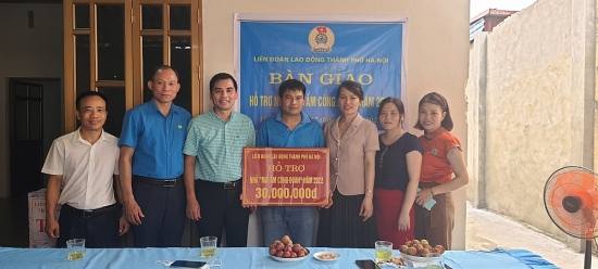 Trao hỗ trợ sửa chữa Mái ấm Công đoàn cho đoàn viên khó khăn tại LĐLĐ huyện Sóc Sơn