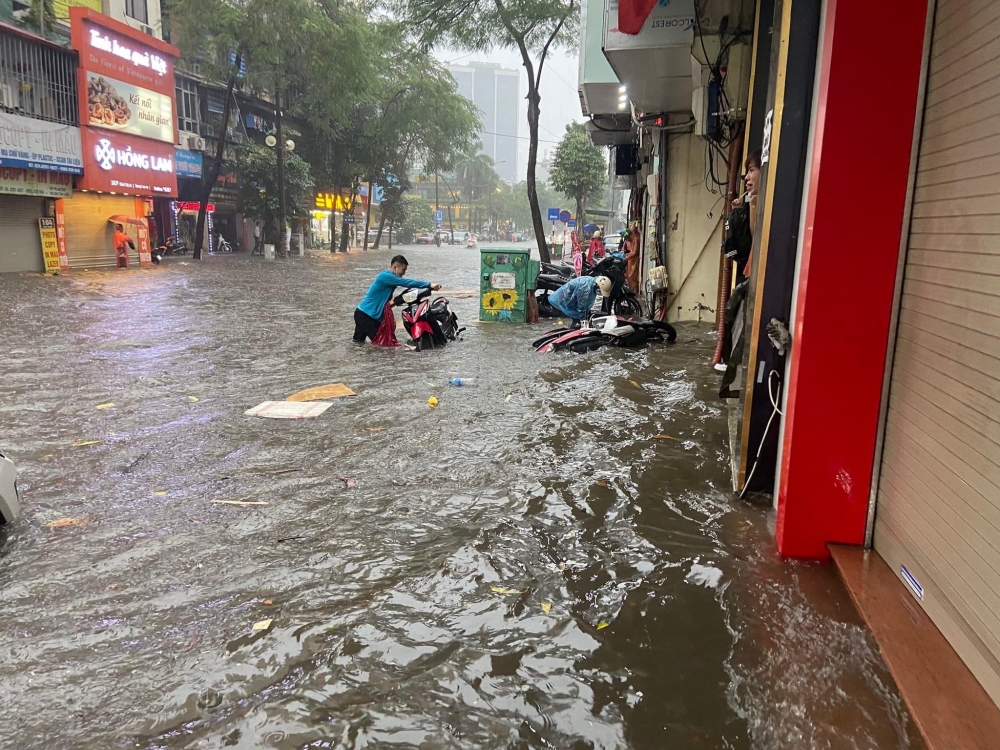 Hà Nội: Nhiều tuyến phố ngập sâu sau cơn mưa lớn bất chợt