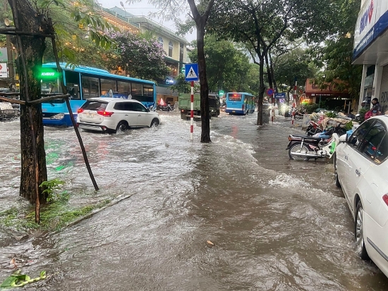 Hà Nội: Nhiều tuyến phố ngập sâu sau cơn mưa lớn bất chợt