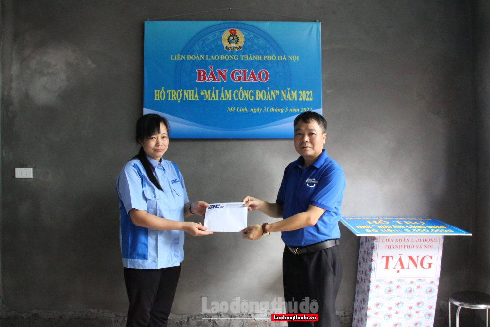 Trao hỗ trợ kinh phí xây dựng nhà “Mái ấm Công đoàn” cho đoàn viên khó khăn huyện Mê Linh